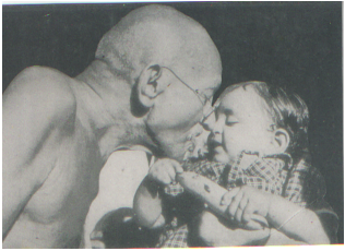 Gandhiji in 1947 - Vidyaben, Manubhai and their daughter were close to Gandhiji and attended his prayers every week in Delhi at the Birla Bhavan, 5 Albuquerque Road
